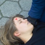 Eine bewustlose Frau nach einer Massenschlägerei mit Reizgasmissbrauch