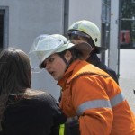 Eine Feuerwehrfrau bringt eine schockverletzte Frau in Sicherheit