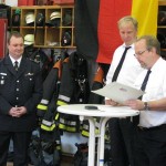 Der Bereichsführer Walddörfer (r.), Dirk Lübkemann, übermittelt die Glückwünsche des Bereiches.