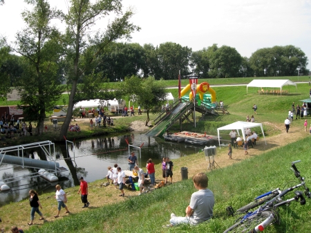 Gegen Mittag strömten die ersten Gäste zur Wettkampfstrecke. ©FF Krauel