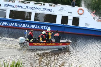 Erste Kräfte werden zum Schiff gebracht. ©FF Neuengamme