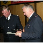 LBFV/S Werner Burmeister ehrt Günther Matthees im Auftrag der Freiwilligen Feuerwehr HH ebenfalls. (©D.Frommer)