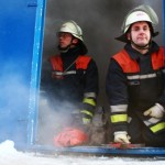 Die Statisten harren der Dinge im Theatervernebelten Container.