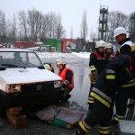 Lage in der technischen Hilfeleistung: Eine Person unter Auto eingeklemmt.