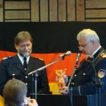 Der Präsident des DFV bei der Übergabe des Abschiedsgeschenkes an den ehem. Landesbereichsgeschäftsführer Hans-Erich Boennen  Copyright: Sven Koopmann