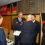 Der Präsident des DFV Hans-Peter Kröger bei der Verleihung des silbernen Ehrenkreuzes an WF Jörg Braatz, FF Lurup