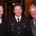 von links: Michael Weidmann,Präses des Zentralausschusses Hamburgischer Bürgervereine von 1886 r. V., WF David Märtig und 1.Bürgermeister Ole von Beust Quelle und Copyright: FF Pöseldorf