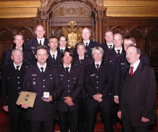 Die erfreute und stole Wehr nach der Auszeichnung im Hamburger Rathaus Quelle und Copyright: FF Pöseldorf
