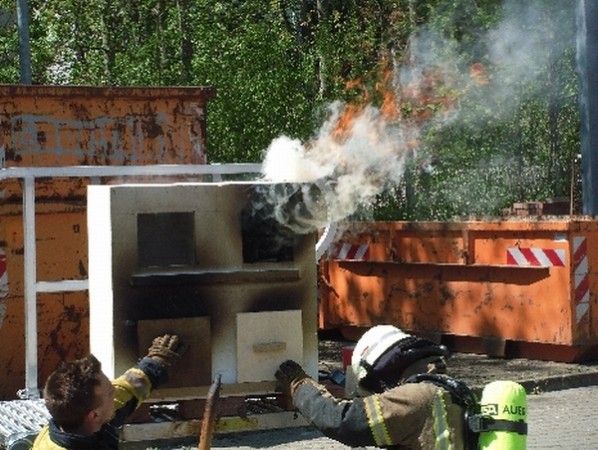 Sieverin Frank und ein weiterer Kamerad bei der Bedienung des Doll Houses um den Brandverlauf in geschlossenen Räumen zu demonstrieren Quelle und Copyright: Markus Weber, FF Schwäbisch-Gmünd