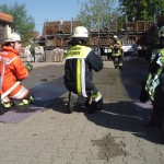 Bedienung des Hohlstrahlrohres im Seitenkriechgang Quelle und Copyright: Markus Weber, FF Schwäbisch-Gmünd