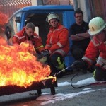 Die richtige Bekämpfung von Flüssigkeitsbränden mit Hilfe der Schaumbox Quelle und Copyright: Markus Weber, FF Schwäbisch-Gmünd