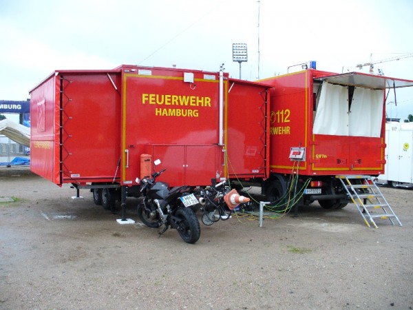 Gerätewagen Fernmeldedienst und Anhänger Führung/ Lage der Feuerwehrakademie stehen während der WM dauerhaft auf dem Heiligengeistfeld Copyright: www.ffh.doxoh.dev
