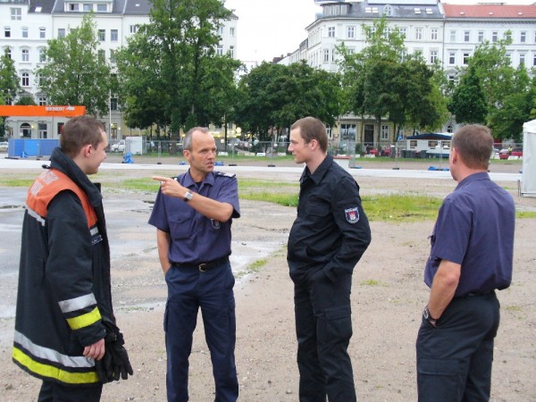 Gesamteinsatzleiter Brandamtsrat Pries bei der Lagebesprechung Copyright: www.ffh.doxoh.dev