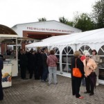 Allmählich treffen mehr und mehr Besucher ein.