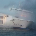 Die Aussenhaut der Fähre wird ständig gekühlt  Quelle und Copyright: Havariekommando