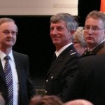 Dr. Essert, Hamburger Feuerkasse (li.), im Gespräch mit Alt-LBF Hermann Jonas (mi.) (c) AG MuK FF HH