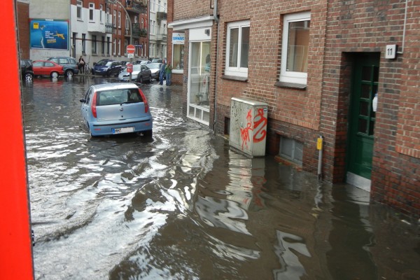 Straßen unter Wasser: Rektor-Ritter Straße, Neuer Weg, Am Pool, und Töpfertwiete.
© Christian Timmann