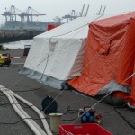 Zeltsicherung auf dem Asphalt a la Feuerwehr © K. Dabelstein