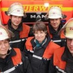 Feuerwehrpastorin Martens mit Einsatzkräften (c) Hamburger Abendblatt