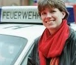 Erneli Martens (49), Hamburger Feuerwehrpastorin, der zur Dienstausübung ein roter Feuerwehr-Smart zur Verfügung steht. (c) Nordelbien