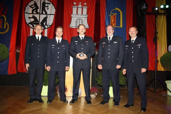 Der Jubilar, umrahmt von BerF Lohse, WFV Christian Behn (Rissen), WF Dieter Niemann (Rissen) und WF Andreas Hesse (Altona)- von links (c) C.Behn