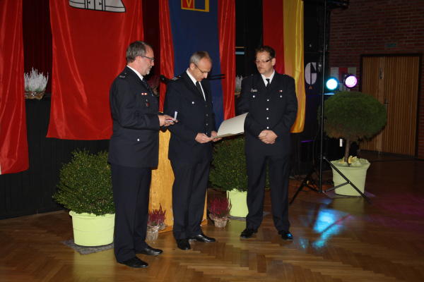 BerF Rolf Lohse überreicht die Verdienstmedaille (c) C.Behn