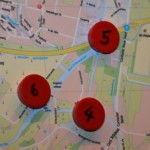 Mit roten Magneten werden im Lagezentrum die kritischen Bereiche markiert. Stündlich werden die Pegel abgelesen.