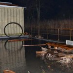 Hier am Heinrich-Stubbe-Weg 244 ist das Wasser bereits über das Ufer auf den Hof der Schlosserei Karl-Heinz Wulff geschwappt...