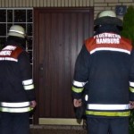 Feuerwehrleute klingen an den Türen der betroffenen Häuser. Viele Anwohner schlafen tief und öffnen nicht.