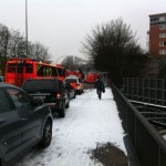 Kräfte auf der Kieler Str., rechts das Brandobjekt (c) FF Altona