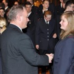 Senator Neumann ließ es sich nicht nehmen ALLEN vereidigten Kameradinnen und Kameraden persönlich die Hand zu schütteln und ihnen zu danken.
Foto: Hendrik Frese - Pressestelle Feuerwehr Hamburg