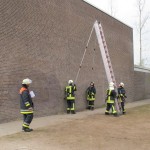 FF Kröppelshagen beim Aufstellen der Schiebleiter