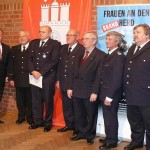 Nach der Ehrung, v.l.: Innensenator Neumann, DFV-Präs. Kröger, WF Gressmann, BI Deißenberg, Dr. Rechenbach, Alt-LBF Jonas und LBF Wronski (c) MT - AG MuK