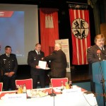 DFV-Präsident Kröger bei der Ehrung der verdienten Kameraden (© D.Frommer)