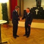 Glückwünsche und Ehrung der Feuerwehr Hamburg durch den Bereichsführer Vierlande Karsten Dabelstein