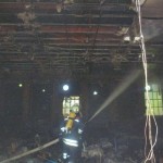 Die Zwischendecke verhinderte eine Brandausbreitung. Das Dach wurde trotzdem beschädigt. (c) T. Wrage, FF RISS