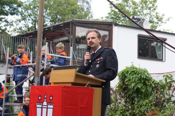 Der Wehrführer Holger Larsen bei seiner Rede zum 1. Spatenstich.