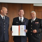 von links: Bundesjugendleiter Johann-Peter Schäfer, Landesjugendfeuerwehrwart Uwe von Appen, Präsident Deutscher Feuerwehrverband Hans-Peter Kröger  Quelle und Copyright: JF Hamburg