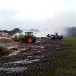Der THW-Radlader unterstützt das ablöschen der Strohballen