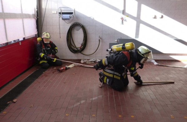 Foto: O.Wendt; Übungsteilnehmer probieren die theoretischen Kenntnisse in der Praxis aus.