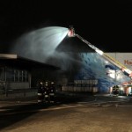 Brandbekämpfung und Verhinderung der Brandausbreitung mit Hilfe eines Wenderohrs über die DLK der FuRW Stellingen (c) H. Lahmann