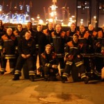 Gruppenbild der Freiwilligen Feuerwehren Altona und Ottensen-Bahrenfeld, die sich zufällig in der Silvesternacht in der Nähe befanden und die kurze Zeit für ein kurzes Treffen nutzten