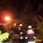 Nachlöscharbeiten an den Trümmern des Schuppens (c) FFO