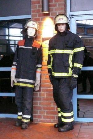 Rechts im Bild der neue Einsatzanzug der FF Hamburg, Hamburg V-Force von Lion Apparel (c) AG MuK FF Hamburg