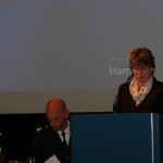 Hamburgs Feuerwehrpastorin Erneli Martens bei ihrer Ansprache zur Totenehrung. (c) AG MuK FF Hamburg