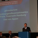 Landesjugendfeuerwehrwart Uwe von Appen bei seinen Ausführungen zur Jugendarbeit in der JF Hamburg. (c) AG MuK FF Hamburg