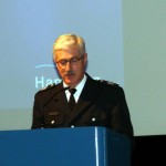 Oberbranddirketor Maurer ging in seiner Rede auf die gute Zusammenarbeit, den Ausbildungsstand und das Miteinander von Berufs- und Freiwilliger Feuerwehr für die Bürger in Hamburg ein. (c) AG MuK FF H