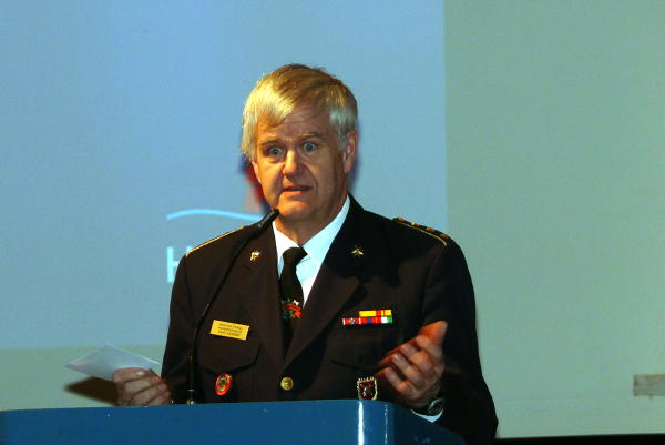 Alljährlich aus dem Norden angereister Gast: der Vorsitzende des südjütländischen Feuerwehrverbandes, John Janssen, bei seinen Grußworten. (c) AG MuK FF Hamburg