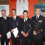 Die an diesem Abend Geehrten (s. Text), eingerahmt von Innensenator Neumann und LBF Wronski. (c) AG MuK FF Hamburg