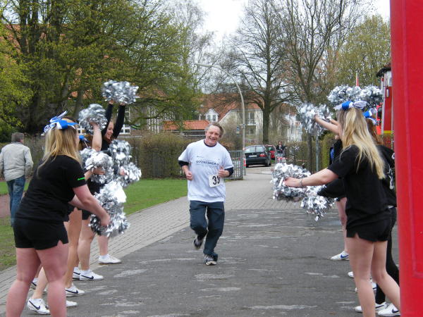 Aufmunternde Begrüßung im Ziel - alle Läufer kamen an (c) AG MuK FF HH